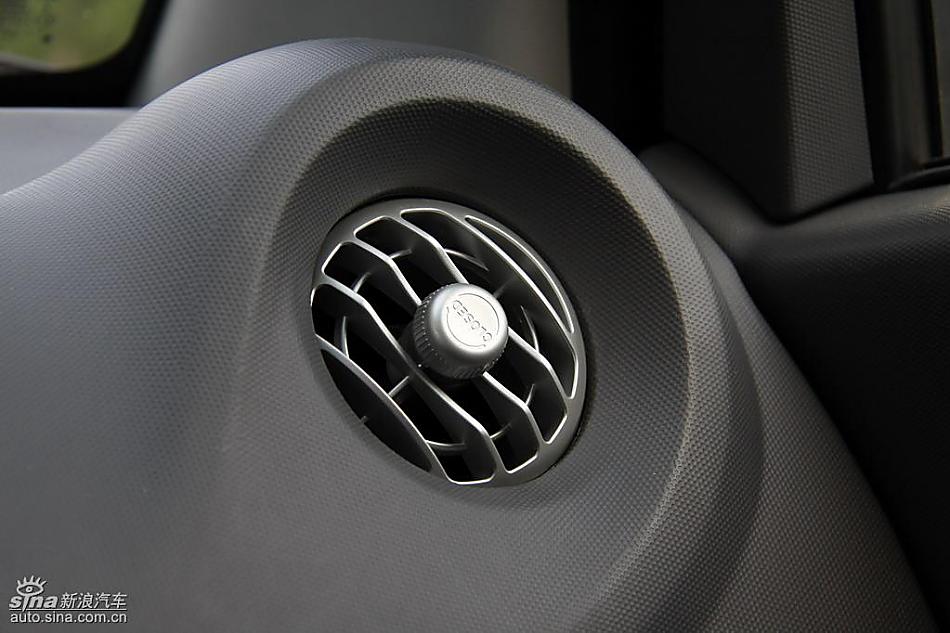 新浪汽车试驾瑞麒M1内饰实拍图