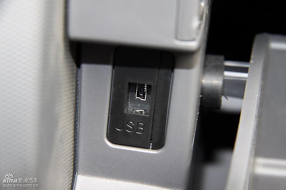 新浪汽车试驾瑞麒M1内饰实拍图