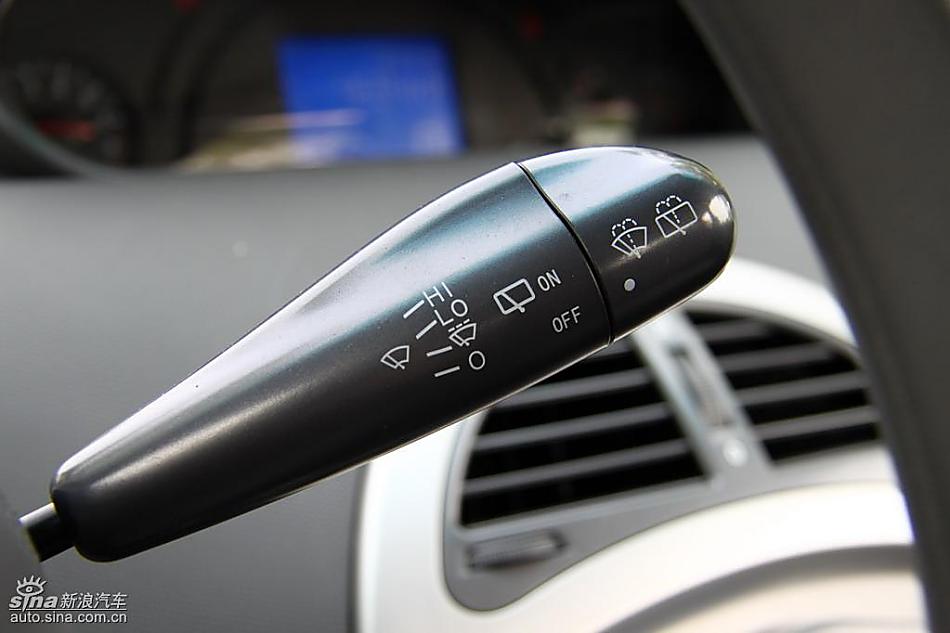 新浪汽车试驾瑞麒M1内饰实拍图