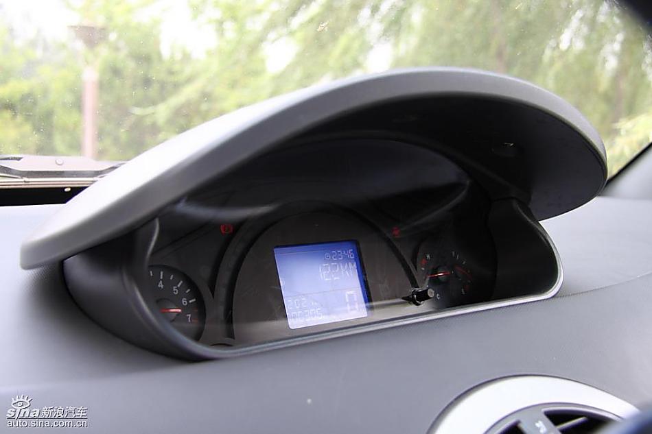 新浪汽车试驾瑞麒M1内饰实拍图