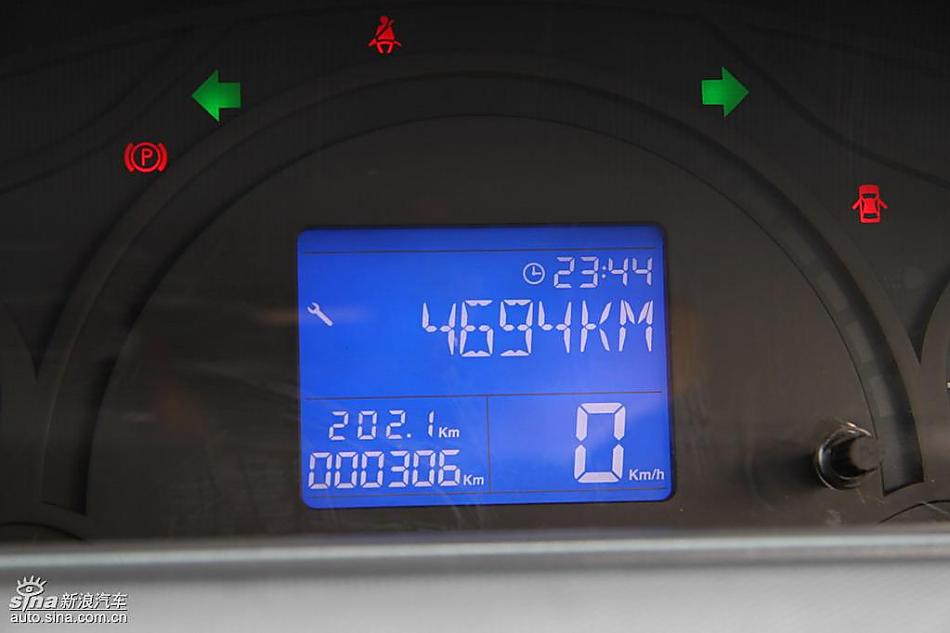 新浪汽车试驾瑞麒M1内饰实拍图