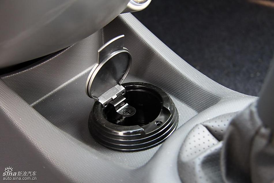 新浪汽车试驾瑞麒M1内饰实拍图
