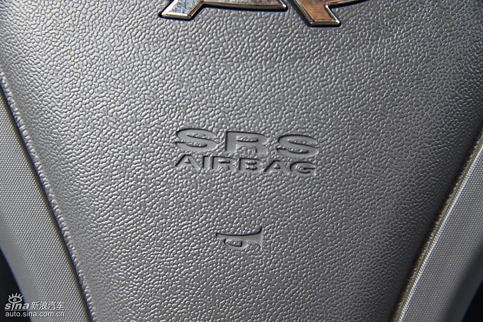 新浪汽车试驾瑞麒M1内饰实拍图