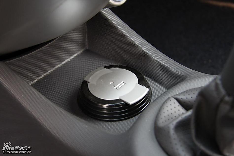 新浪汽车试驾瑞麒M1内饰实拍图