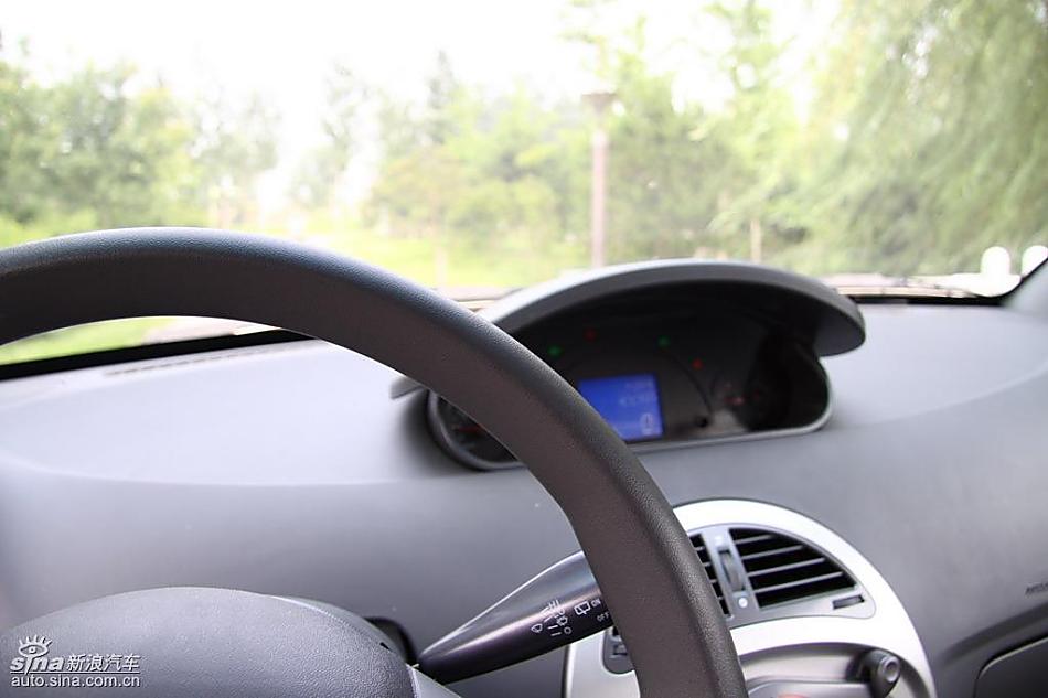 新浪汽车试驾瑞麒M1内饰实拍图