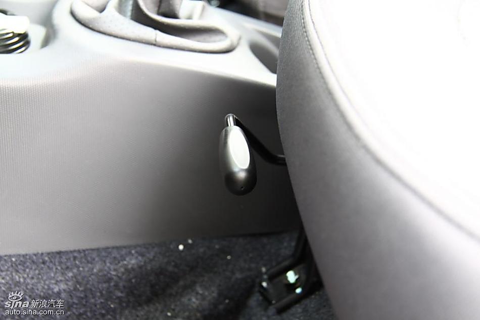 新浪汽车试驾瑞麒M1内饰实拍图