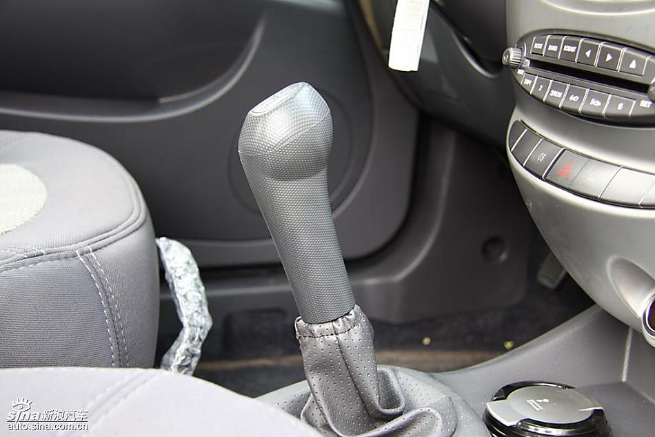新浪汽车试驾瑞麒M1内饰实拍图