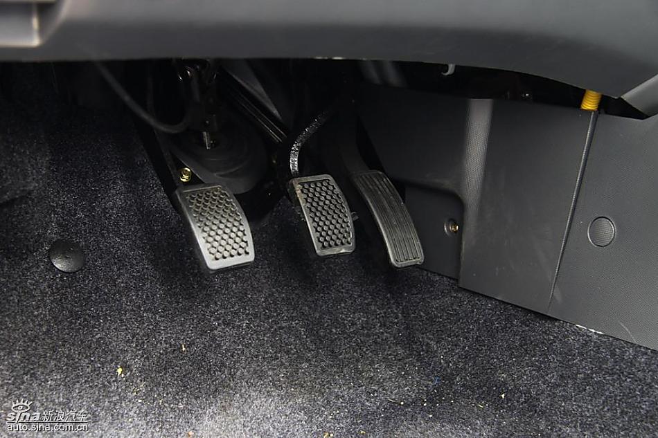 新浪汽车试驾瑞麒M1内饰实拍图