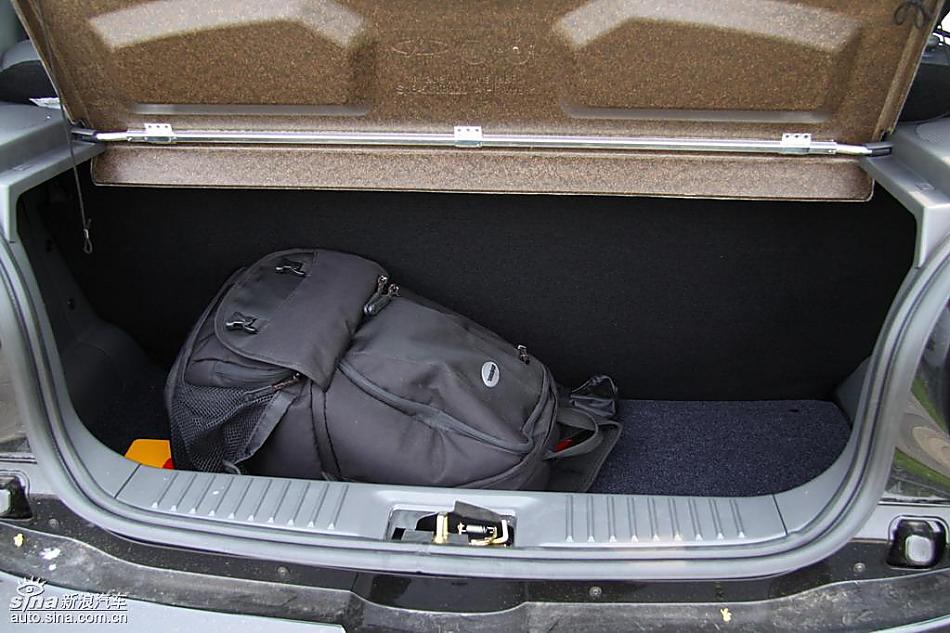 新浪汽车试驾瑞麒M1后备箱实拍图
