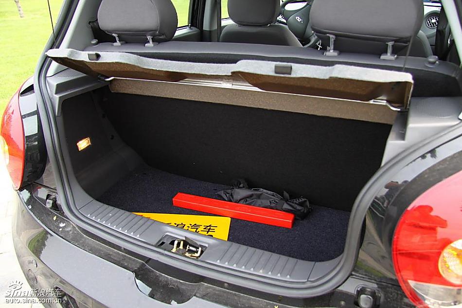 新浪汽车试驾瑞麒M1后备箱实拍图