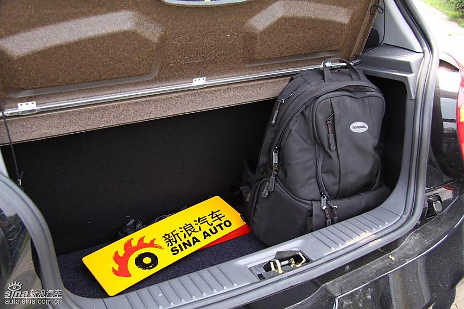 新浪汽车试驾瑞麒M1后备箱实拍图