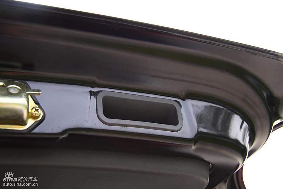 新浪汽车试驾瑞麒M1后备箱实拍图