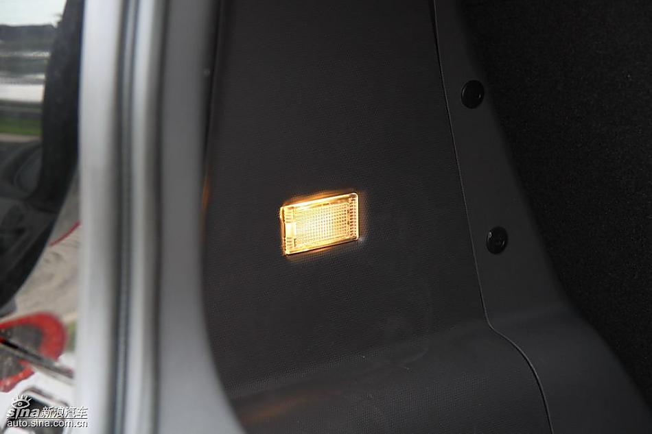 新浪汽车试驾瑞麒M1后备箱实拍图