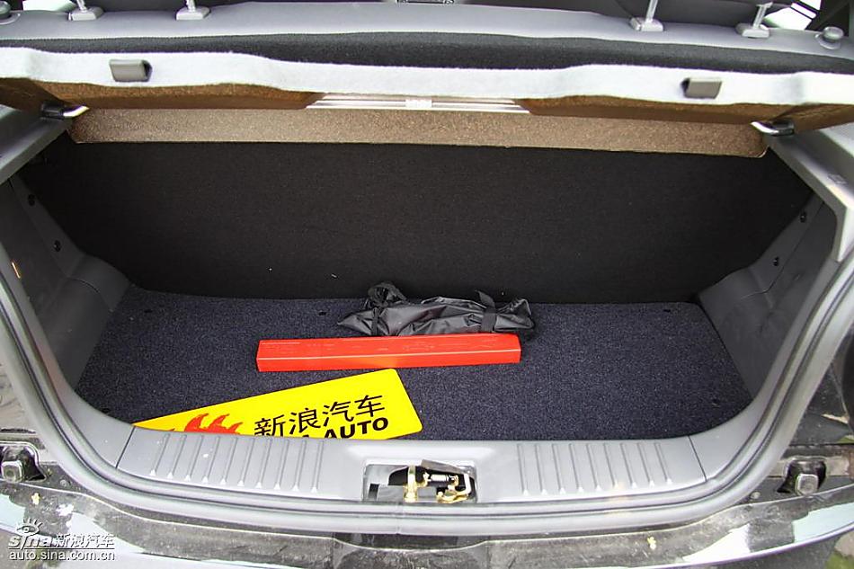 新浪汽车试驾瑞麒M1后备箱实拍图