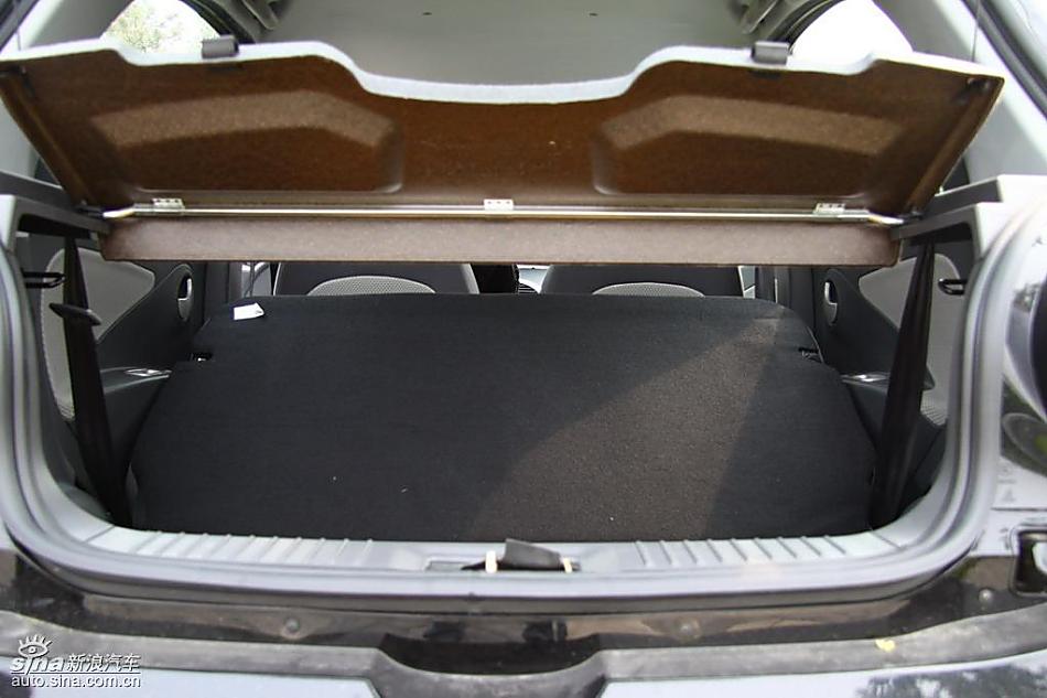 新浪汽车试驾瑞麒M1后备箱实拍图