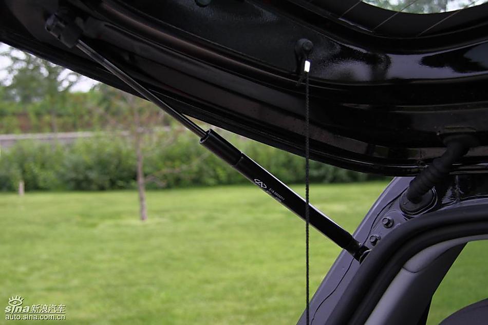 新浪汽车试驾瑞麒M1后备箱实拍图