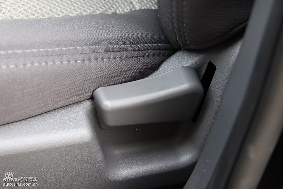 新浪汽车试驾瑞麒M1内饰实拍图