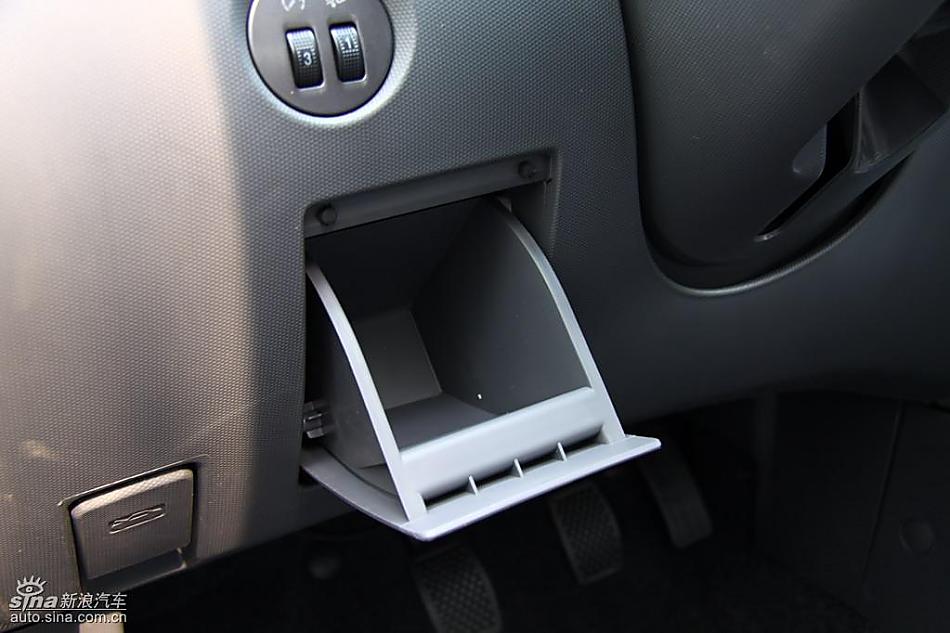 新浪汽车试驾瑞麒M1内饰实拍图