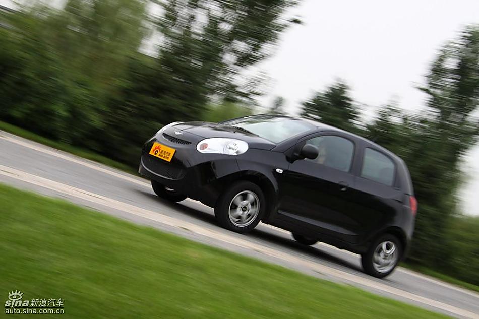 新浪汽车试驾瑞麒M1动态实拍图