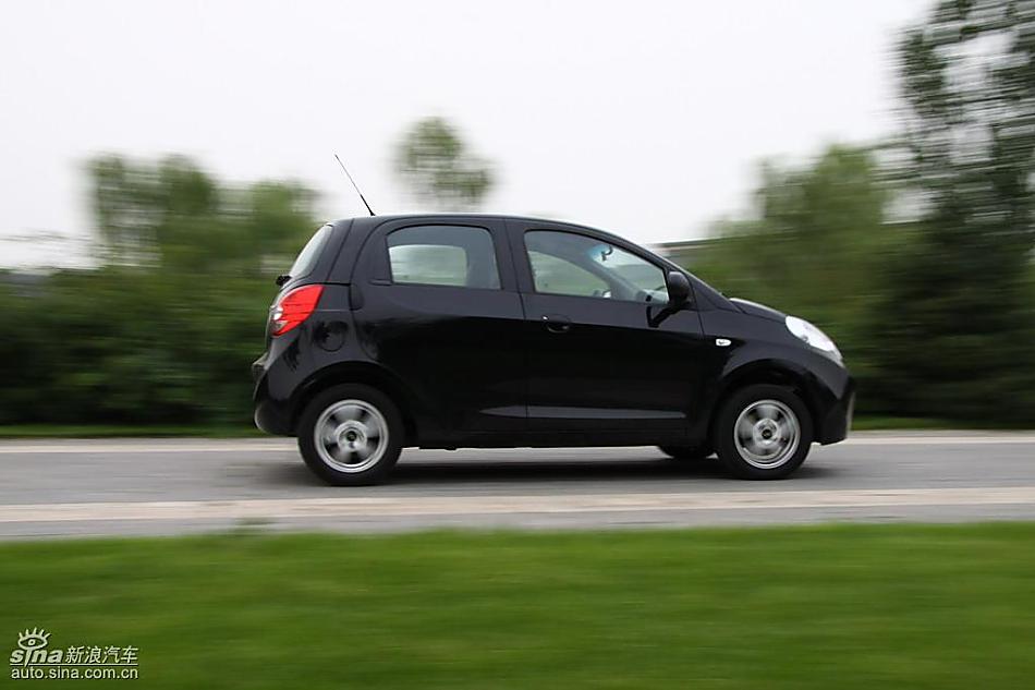 新浪汽车试驾瑞麒M1动态实拍图