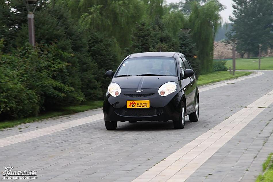 新浪汽车试驾瑞麒M1动态实拍图