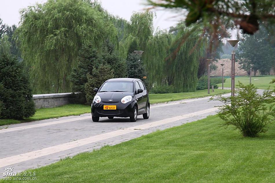 新浪汽车试驾瑞麒M1动态实拍图