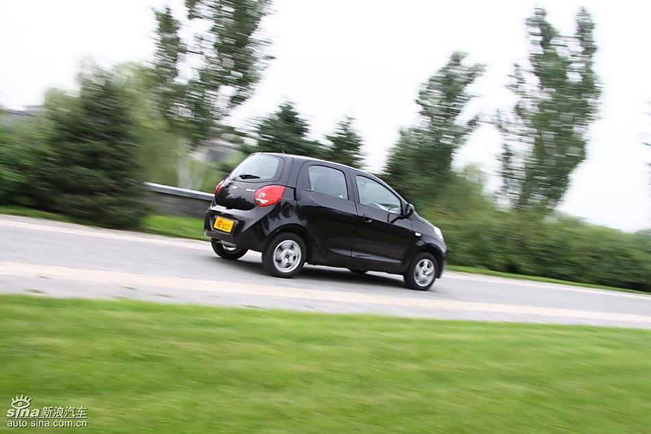 新浪汽车试驾瑞麒M1动态实拍图