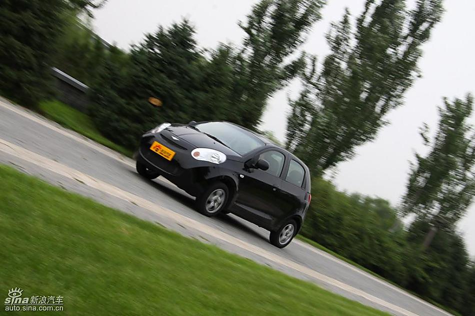 新浪汽车试驾瑞麒M1动态实拍图