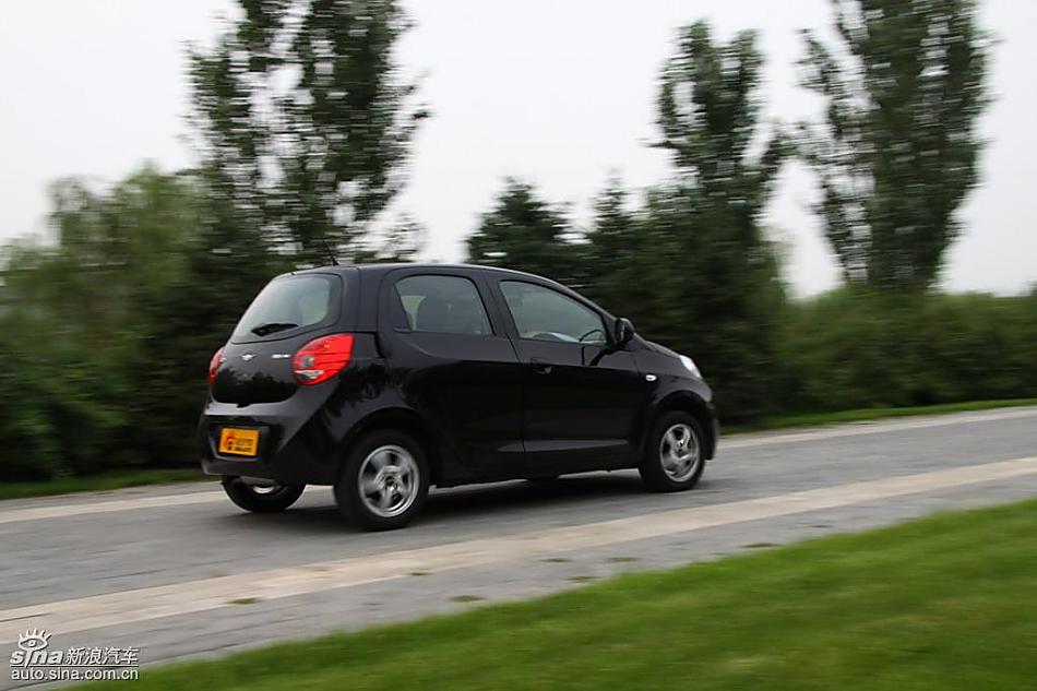 新浪汽车试驾瑞麒M1动态实拍图