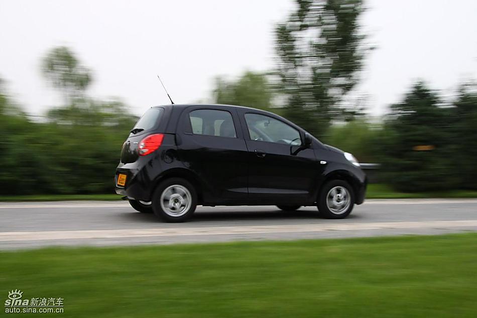 新浪汽车试驾瑞麒M1动态实拍图