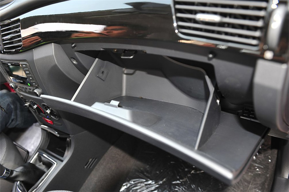 2013款风神S30 1.6L手动尊雅型