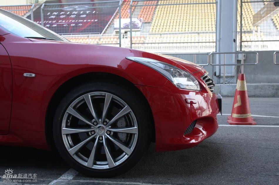 InfinitiӢG37 Coupeʵ