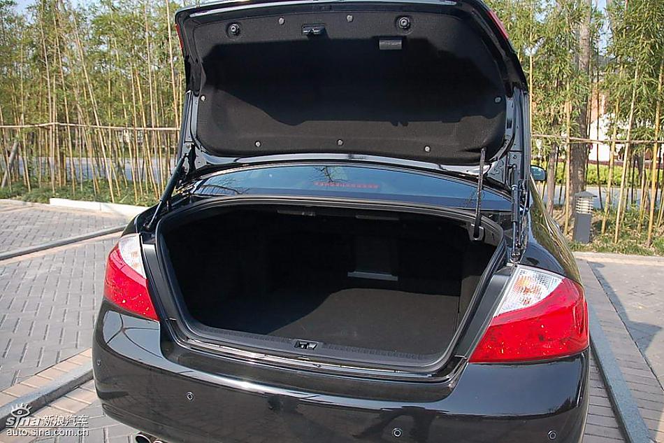 英菲尼迪M35后备厢