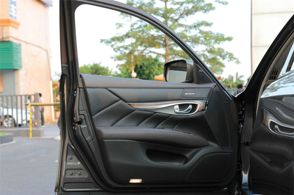 英菲尼迪M25L 2012款 2.5L AT 奢华版 座椅空间