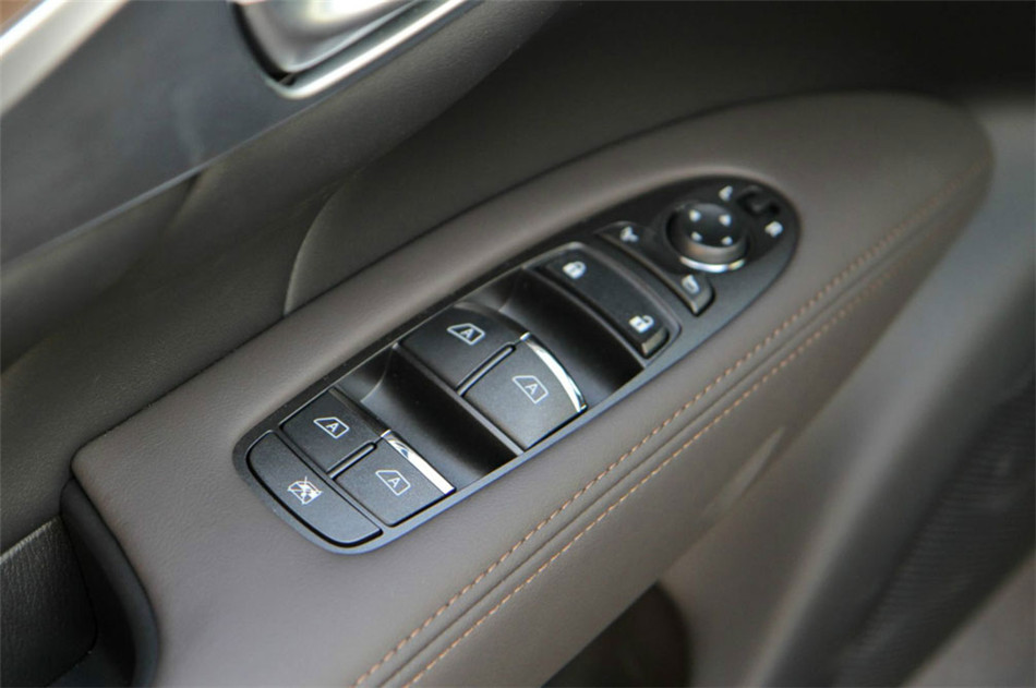 英菲尼迪M25L 2012款 2.5L AT 奢华版 座椅空间