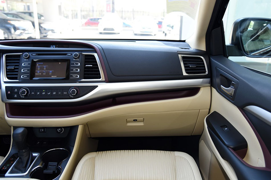 2015款 2.0T 两驱精英版 7座 内饰