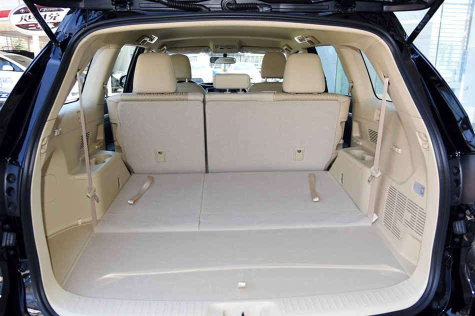2015款 2.0T 两驱精英版 7座 座椅空间