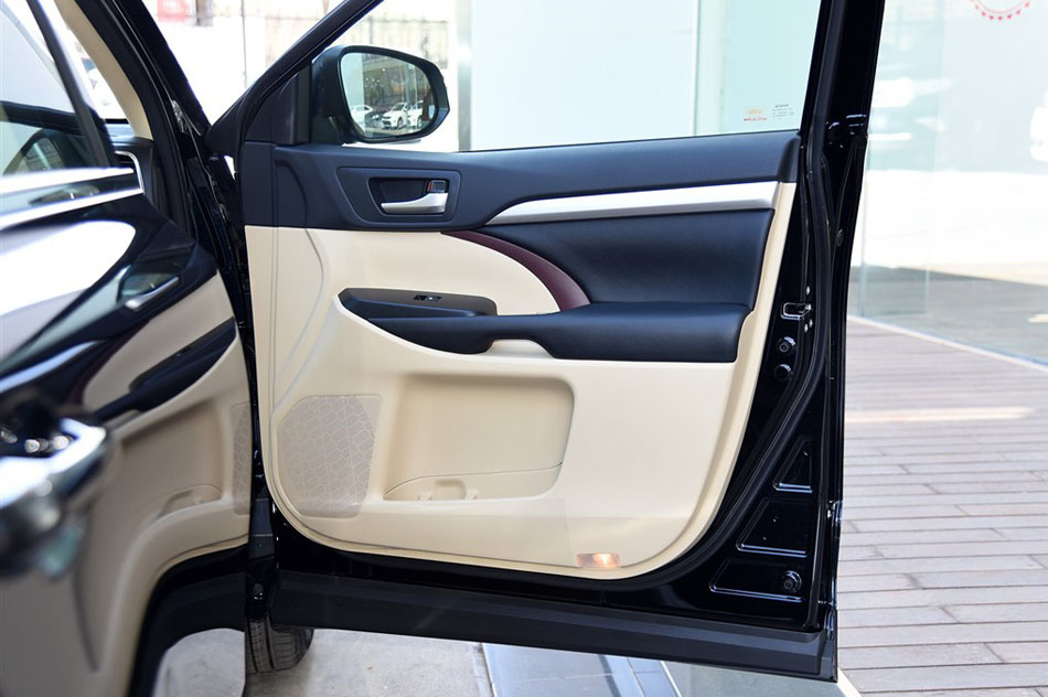 2015款 2.0T 两驱精英版 7座 座椅空间