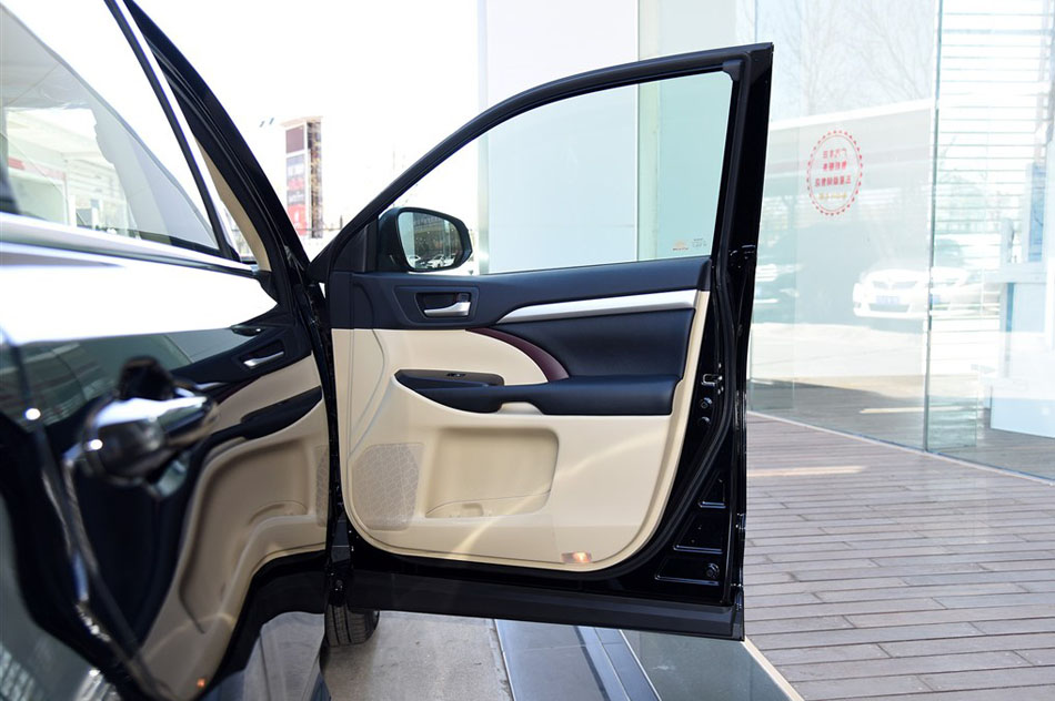 2015款 2.0T 两驱精英版 7座 座椅空间