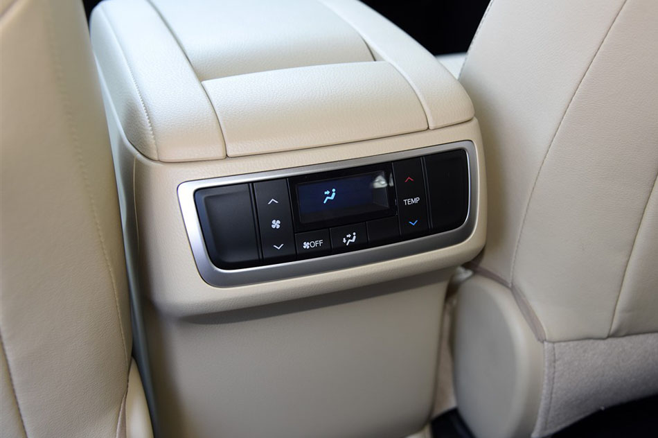 2015款 2.0T 两驱精英版 7座 座椅空间