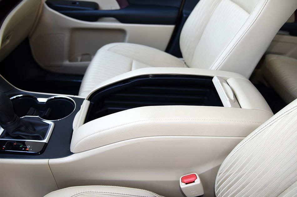 2015款 2.0T 两驱精英版 7座 座椅空间