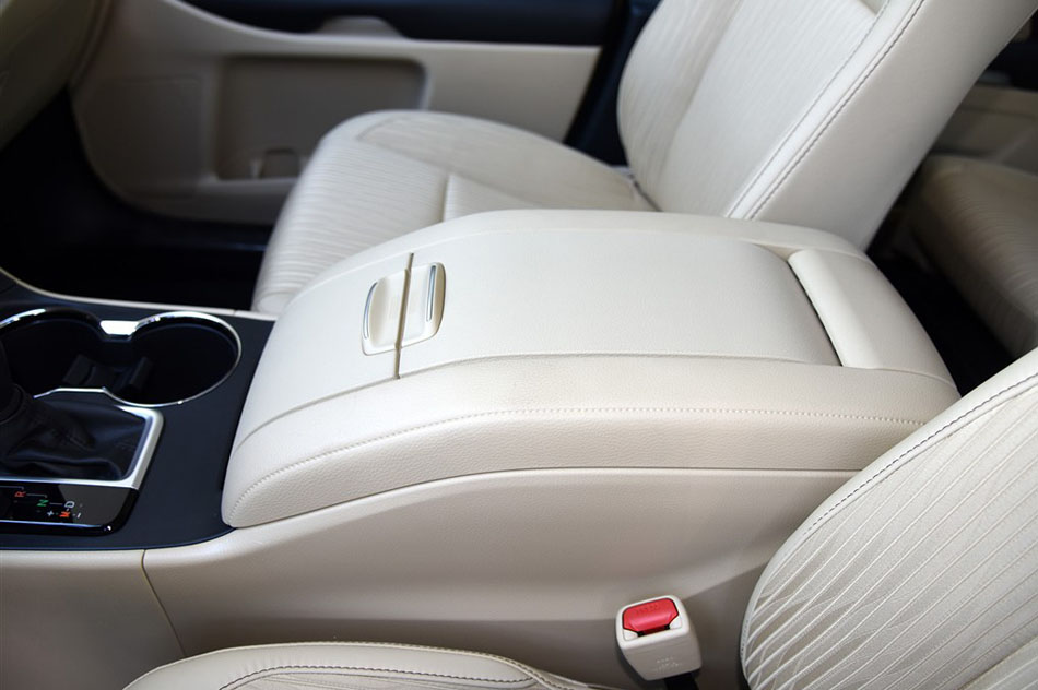 2015款 2.0T 两驱精英版 7座 座椅空间