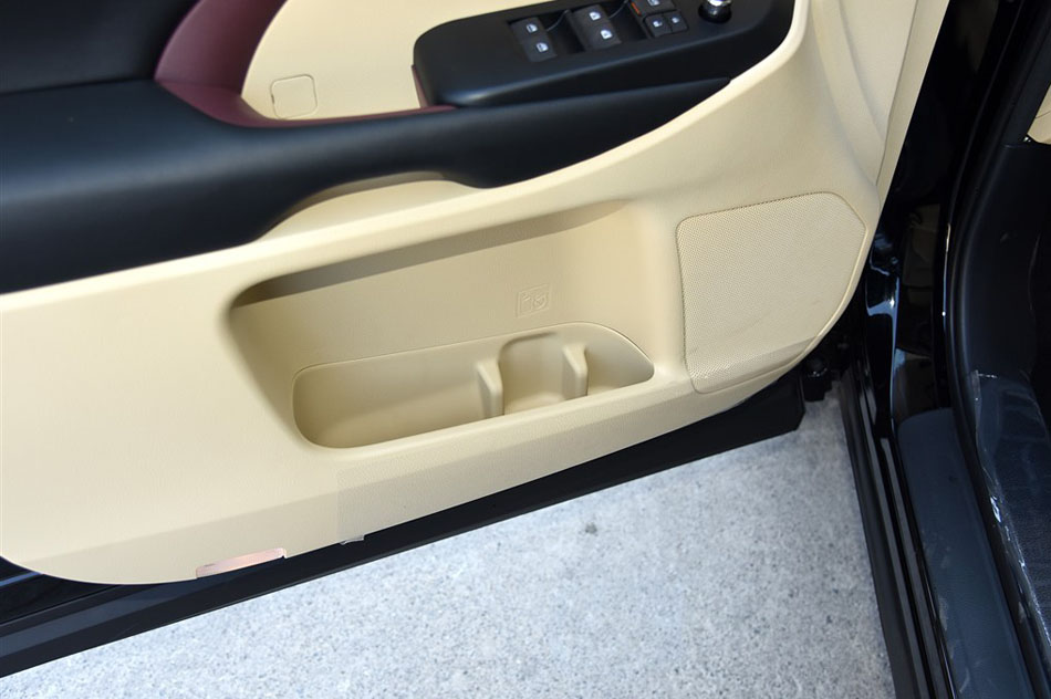 2015款 2.0T 两驱精英版 7座 座椅空间