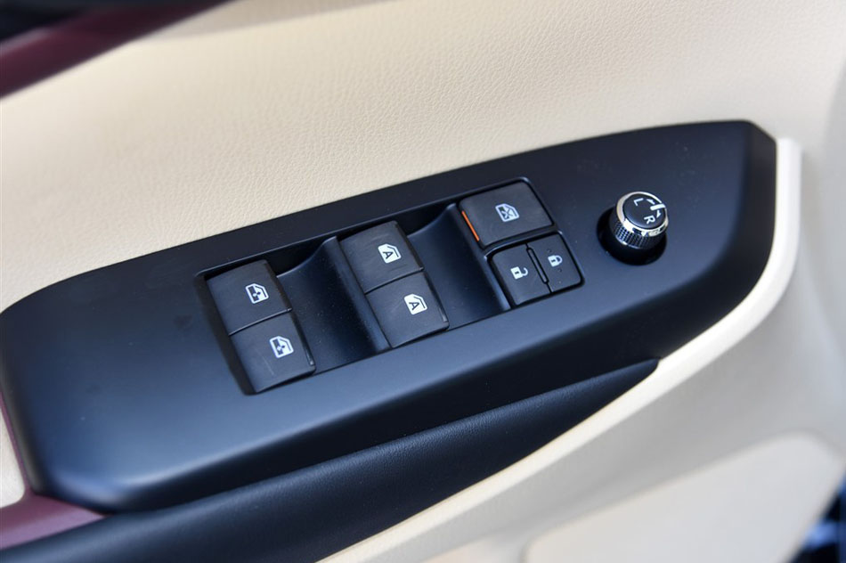 2015款 2.0T 两驱精英版 7座 座椅空间