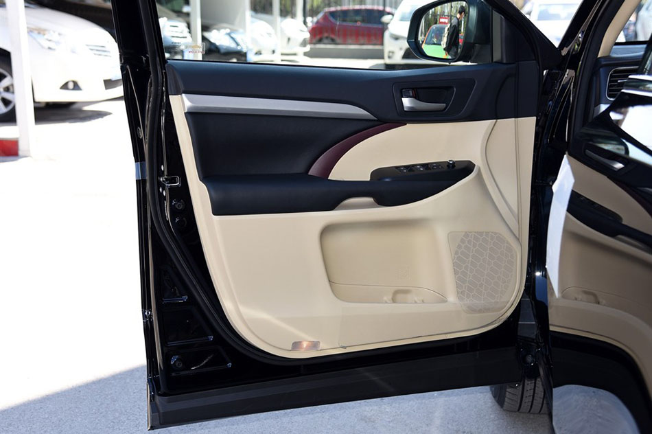 2015款 2.0T 两驱精英版 7座 座椅空间