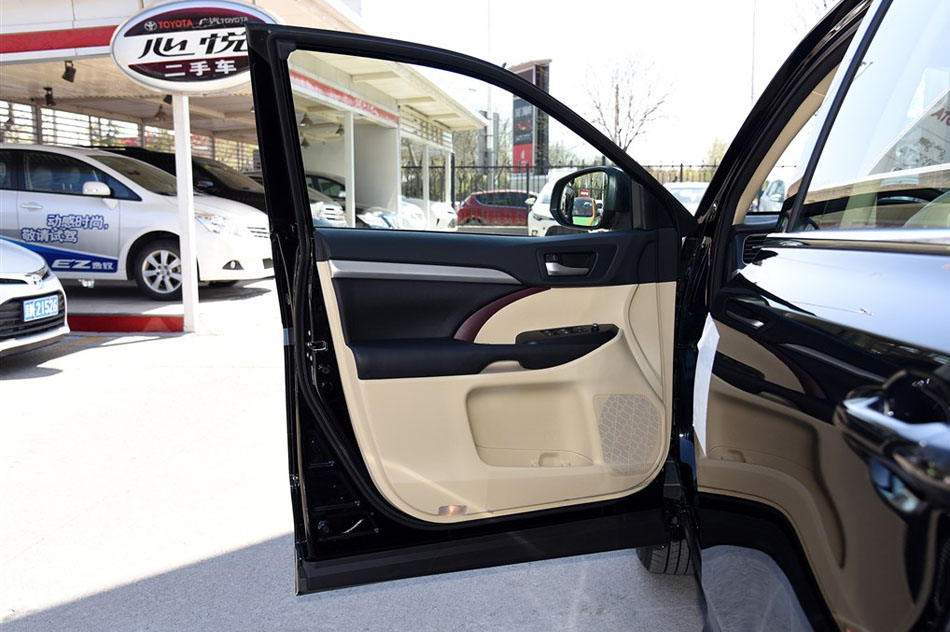 2015款 2.0T 两驱精英版 7座 座椅空间