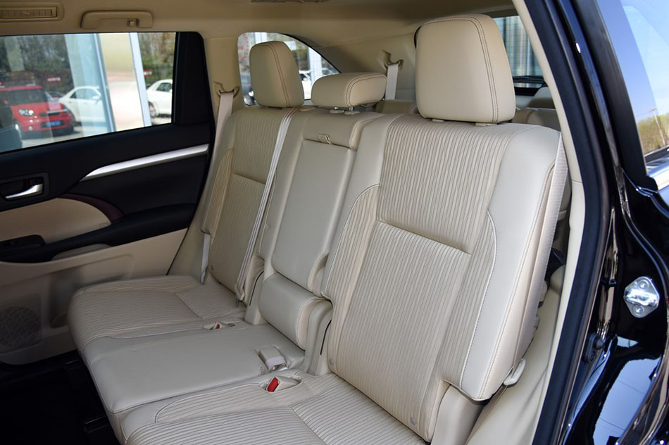 2015款 2.0T 两驱精英版 7座 座椅空间