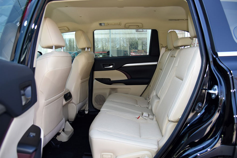2015款 2.0T 两驱精英版 7座 座椅空间