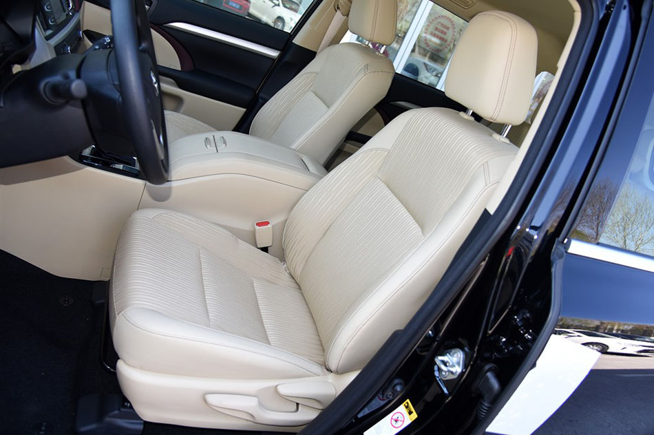 2015款 2.0T 两驱精英版 7座 座椅空间