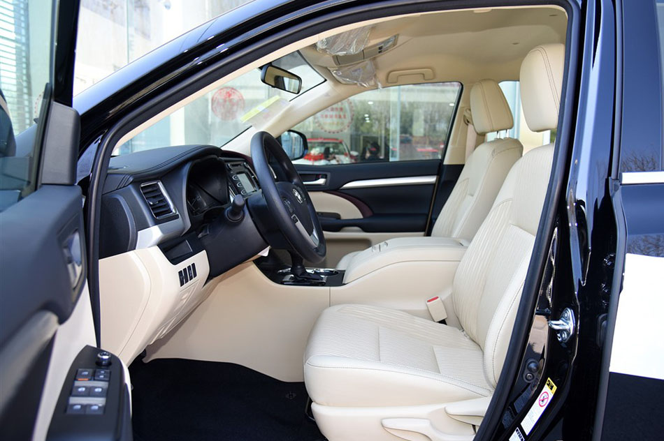 2015款 2.0T 两驱精英版 7座 座椅空间
